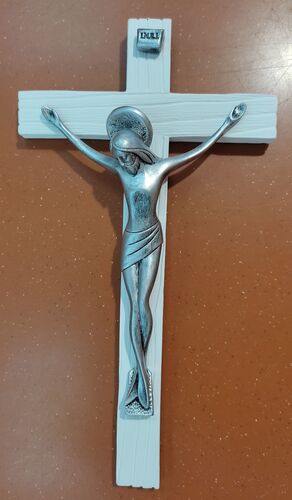 CRUCIFIJO BLANCO CON CRISTO EN RESINA PLATEADO 23 CM.