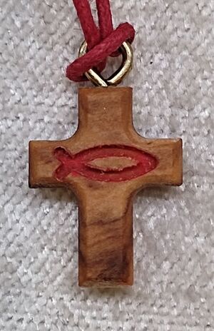 CRUZ DE OLIVO PEQUEÑA CON SÍMBOLO PEZ CORDON ROJO,2X2 CM APROX