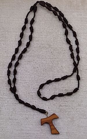 ROSARIO EN CUERDA NUDOS FRANCISCANOS CON TAU EN MADERA DE OLIVO REF.839