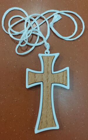 CRUZ MADERA 9CM COMUNION BORDE Y CORDON BLANCO 2748