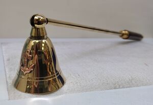 APAGA VELAS DORADO CON DECORACIÓN DE ANCLA (ESPERANZA) CON MANGO MADERA