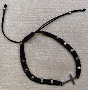 PULSERA MACRAMÉ CRUZ DE ACERO NEGRA