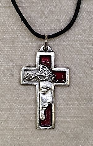 CRUZ METAL ESMALTADA CRISTO ROJA 35MM CON CORDÓN
