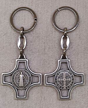 LLAVERO METAL CRUZ CALADA SAN BENITO 4 CM