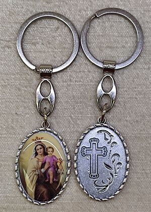 LLAVERO VIRGEN DEL CARMEN OVAL PLATEADO