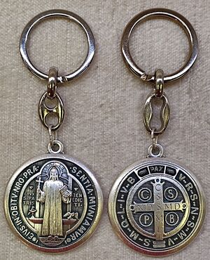 LLAVERO SAN BENITO ABOMBADO 36MM. DOBLE CARA