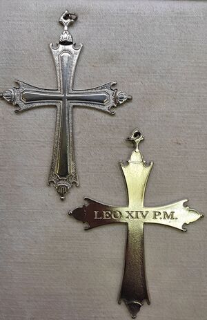 CRUZ PAPA LEÓN XIV 12.5 CM. BAÑO PLATA - DBKCPPL125P