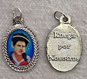 MEDALLA OVAL METAL CARLO ACUTIS