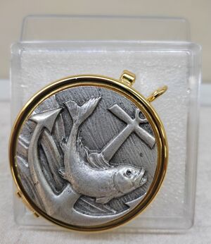 PORTAVIATICO MODELO PEZ Y ANCLA DORADO Y PLATEADO CALANDRINI