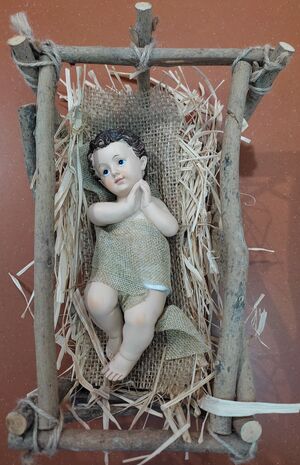 NIÑO JESÚS EN CUNA DE TRONCO 20 CM 555