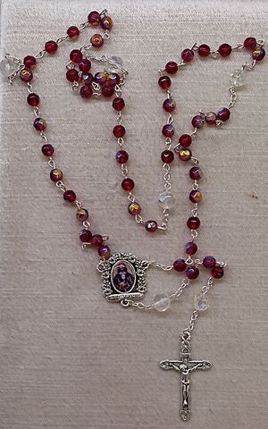ROSARIO CRISTO DE MEDINACELI CRISTAL TALLADO 6MM ROJO CON PATER 8MM 03011114