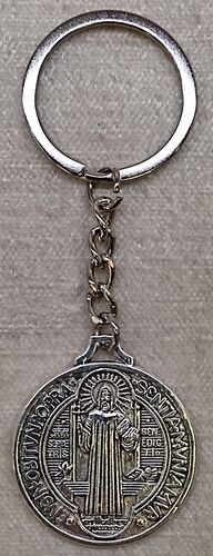 LLAVERO METAL MEDALLA SAN BENITO 33 MM BAÑO PLATA DBKSBLL/33O