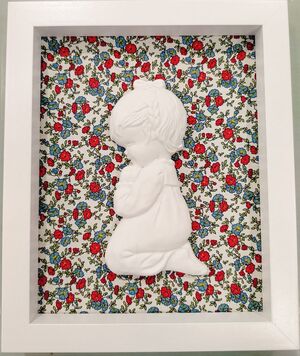 MARCO NIÑA DE RODILLAS EN RELIEVE REF. 47 (DELAE)