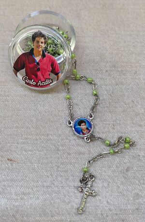 CAJITA CARLO ACUTIS 3 CM REDONDA CON ROSARIO