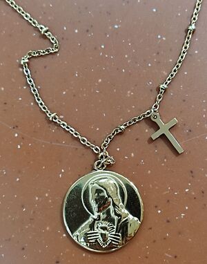 GARGANTILLA SAGRADO CORAZÓN CON CRUZ ACERO DORADO CLA-37D