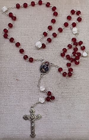 ROSARIO CRISTAL GRANULADO 6 MM ROJO CON ROSAS BLANCAS 03011107