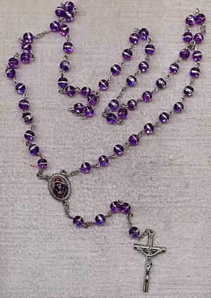 ROSARIO CRISTO DE MEDINACELI CRISTAL LISO 6MM VIOLETA CON ANILLO CENTRAL PLATEADA 03012036