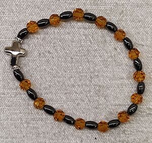 PULSERA CRISTAL DORADO 6MM CON EMATITE Y CRUZ 