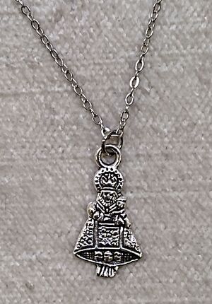 COLLAR VIRGEN DE COVADONGA METAL 19 MM BAÑO PLATA PL C/C DBKGCD19/C