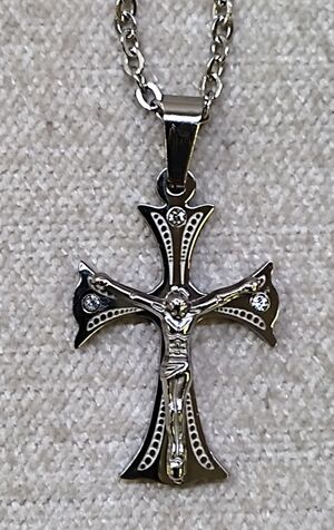 CRUZ COLGANTE ACERO 3X2CM CRISTO PICOS ABIERTOS CADENA