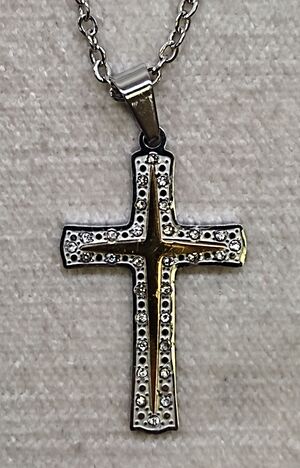 CRUZ COLGANTE ACERO 3,5X2CM FONDO PEDRERÍA