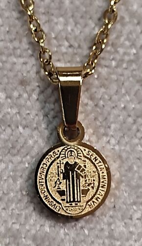 MEDALLA SAN BENITO ACERO DORADO 8MM GRABADO LÁSER CADENA