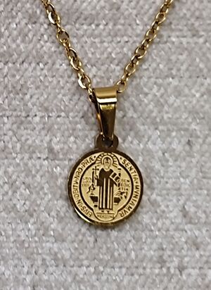 MEDALLA SAN BENITO ACERO DORADO 10 MM GRABADO LÁSER