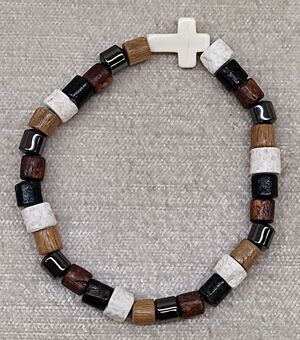 PULSERA PIEDRA Y MADERA ELÁSTICA MULTICOLOR CILINDRO CON CRUZ