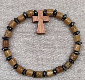 PULSERA MADERA AJUSTABLE MARRÓN CILINDRO PEQUEÑO ADORNO METAL Y CRUZ GRIEGA