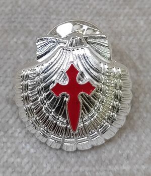 PIN CONCHA NIQUELADA CON CRUZ DE SANTIAGO ESMALTE ROJO 2 CM