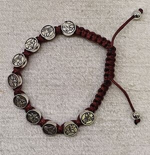 PULSERA CUERDA ESCAPULARIO CON MEDALLAS METAL 9 MM MARRÓN