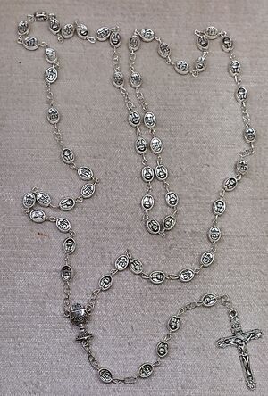 ROSARIO METAL OVAL PRIMERA COMUNIÓN 10X5MM CÁLIZ Y JHS