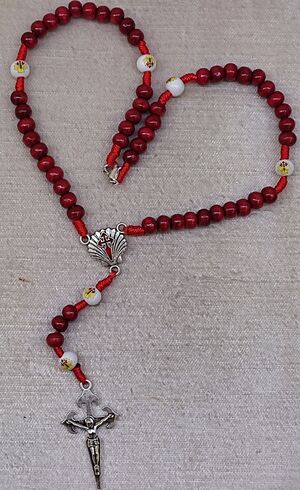 ROSARIO MADERA Y CUERDA SANTIAGO 6X7MM ROJO PATERS BLANCOS SERIGRAFIADOS MOSQUETÓN