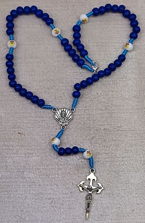 ROSARIO MADERA Y CUERDA SANTIAGO 6X7MM AZUL PATERS BLANCOS SERIGRAFIADOS MOSQUETÓN