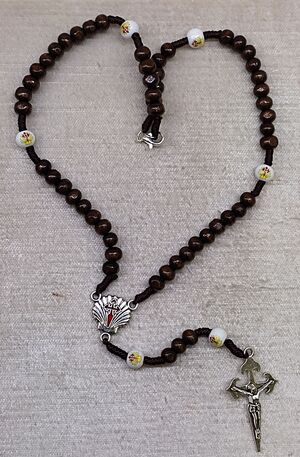 ROSARIO MADERA Y CUERDA SANTIAGO 6X7MM MARRÓN PATERS BLANCOS SERIGRAFIADOS MOSQUETÓN