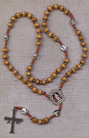 ROSARIO MADERA Y CUERDA VIRGEN DE COVADONGA 6X7MM MARRÓN CRUZ VICTORIA MOSQUETÓN