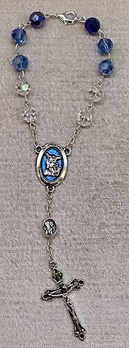 DECENA CRISTAL TALLADO SAN MIGUEL 8MM MARÍA ESMALTADA Y MOSQUETÓN