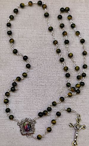 ROSARIO SAN JUDAS CRISTAL LISO 6MM VERDE INTENSO Y MATICES DORADOS