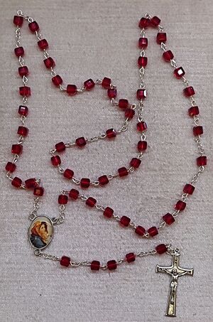 ROSARIO CRISTAL FORMA DE CUBO 6X6MM ROJO