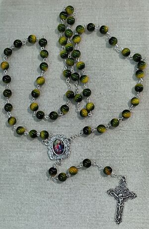 ROSARIO CRISTAL LISO 8 MM VERDE Y MATICES DORADOS