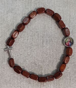 PULSERA MADERA MARRÓN BOLA RECTANGULAR CON CRUZ INTEGRADA