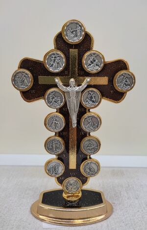 CRUZ VIA CRUCIS METAL ESMALTADA/ORO 13X8 CM. - 10.922.21 BM1