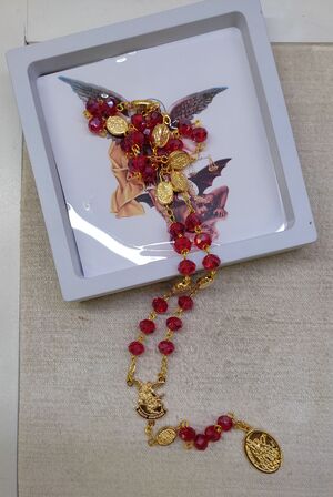 ROSARIO CRISTAL ROJO Y DORADO 8X6 MM. SAN MIGUEL